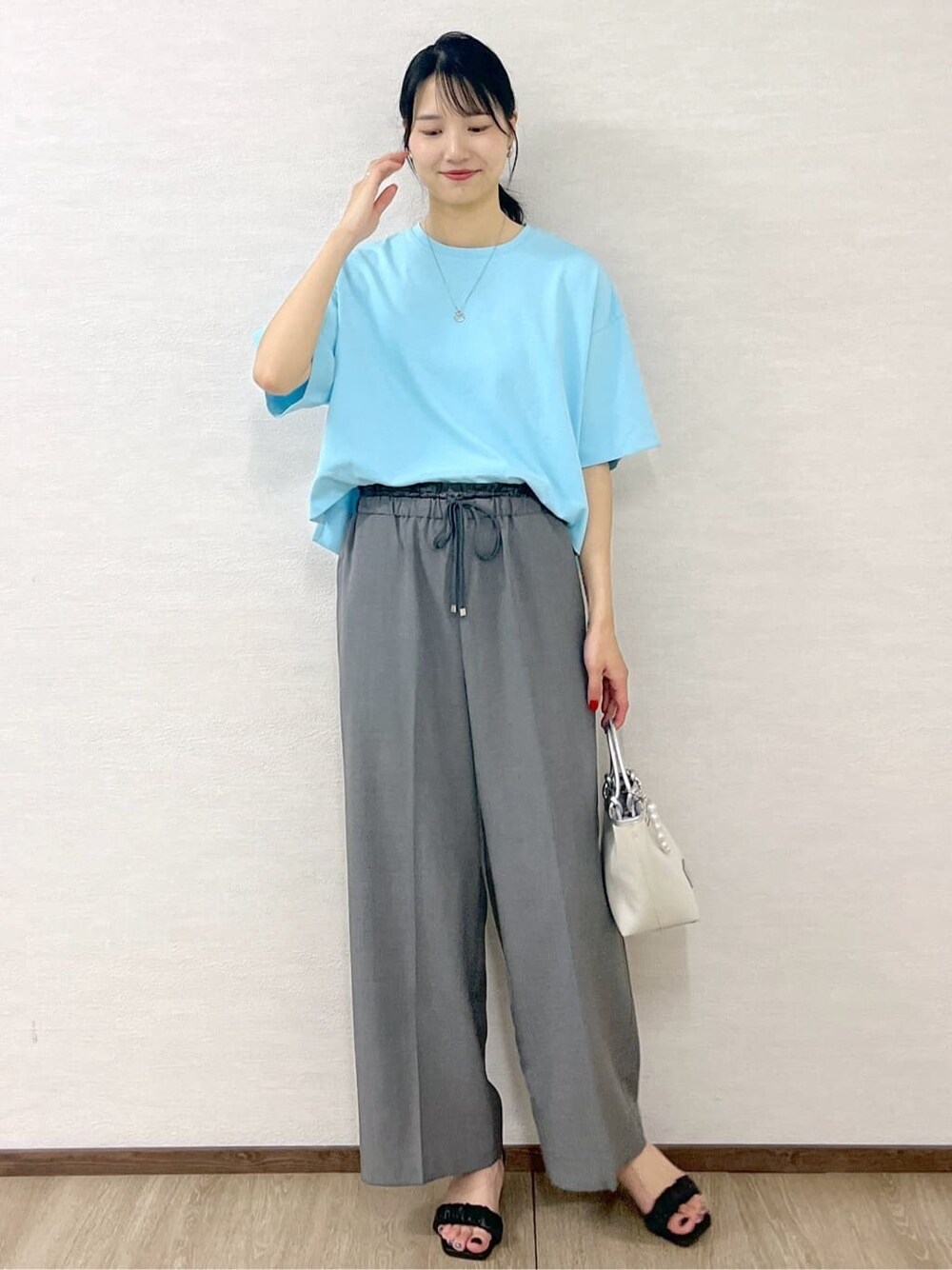ブルー系のTシャツ/カットソー、グレー系のその他パンツ、シルバー系のトートバッグを着用したレディースの夏コーディネートの10枚目の写真
