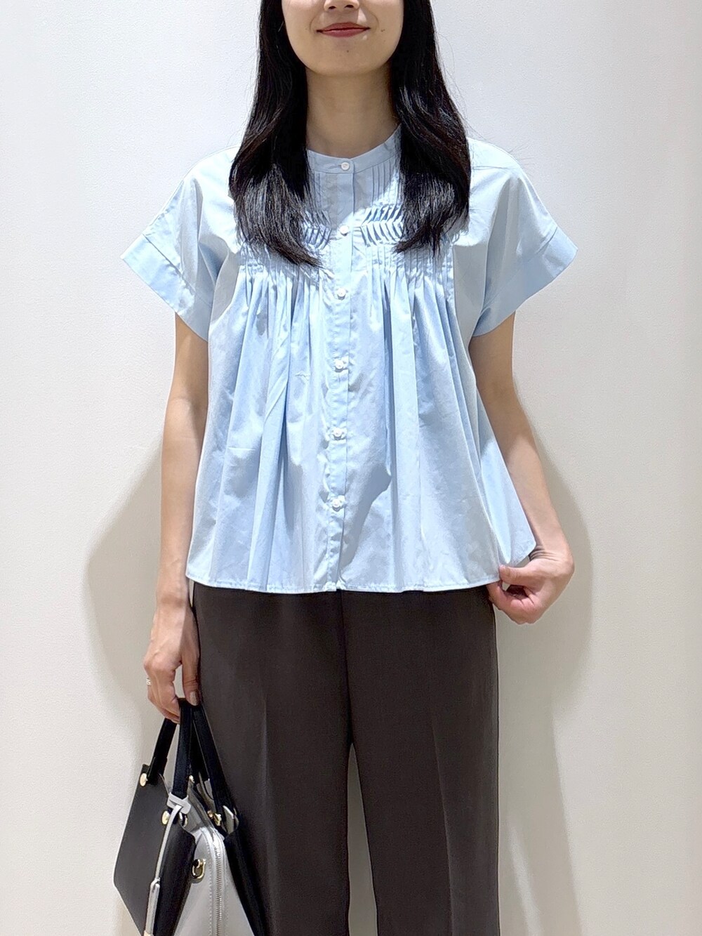 ブルー系のシャツ/ブラウス、グレー系のその他パンツ、ブラック系のショルダーバッグを着用したレディースの夏コーディネートの6枚目の写真