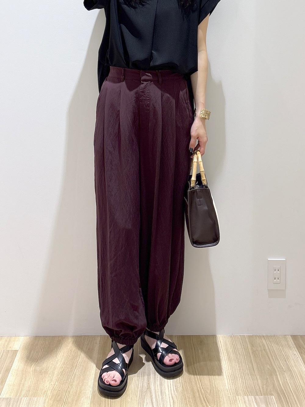 ブラック系のシャツ/ブラウス、ブラウン系のその他パンツ、ブラウン系のトートバッグを着用したレディースの夏コーディネートの8枚目の写真