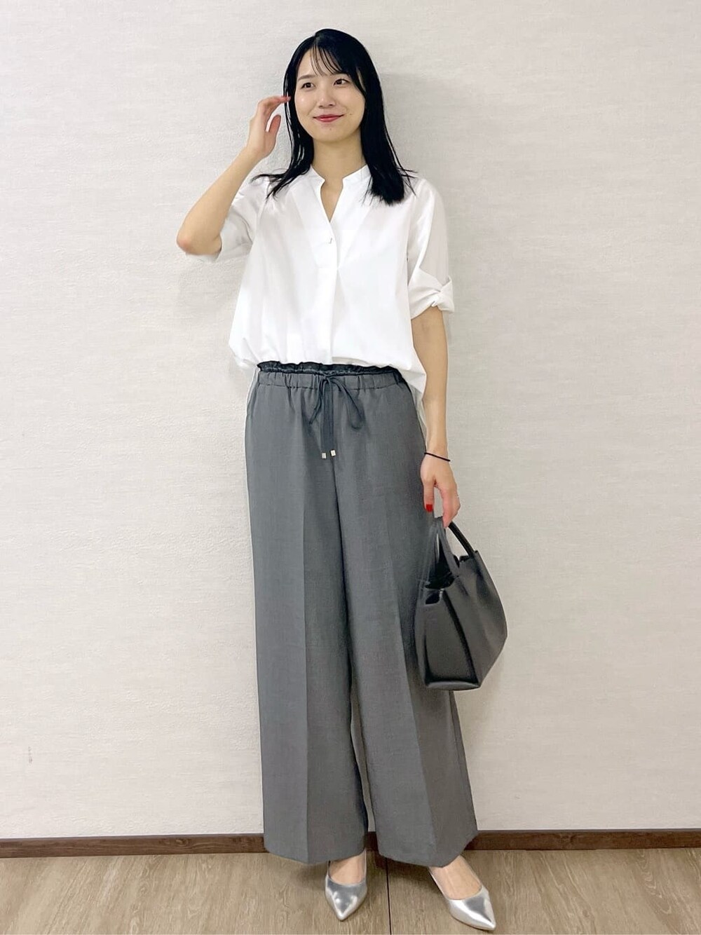 ホワイト系のシャツ/ブラウス、グレー系のその他パンツ、グレー系のショルダーバッグを着用したレディースの夏コーディネートの3枚目の写真