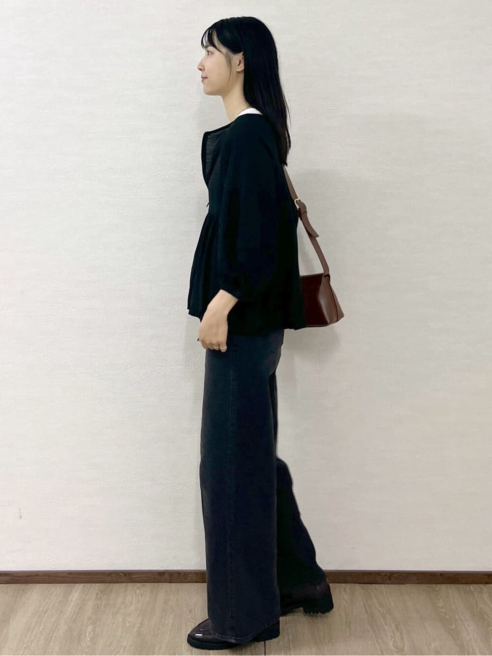 ブラック系のブルゾン、ホワイト系のTシャツ/カットソー、ブラック系のデニムパンツを着用したレディースの夏コーディネートの3枚目の写真