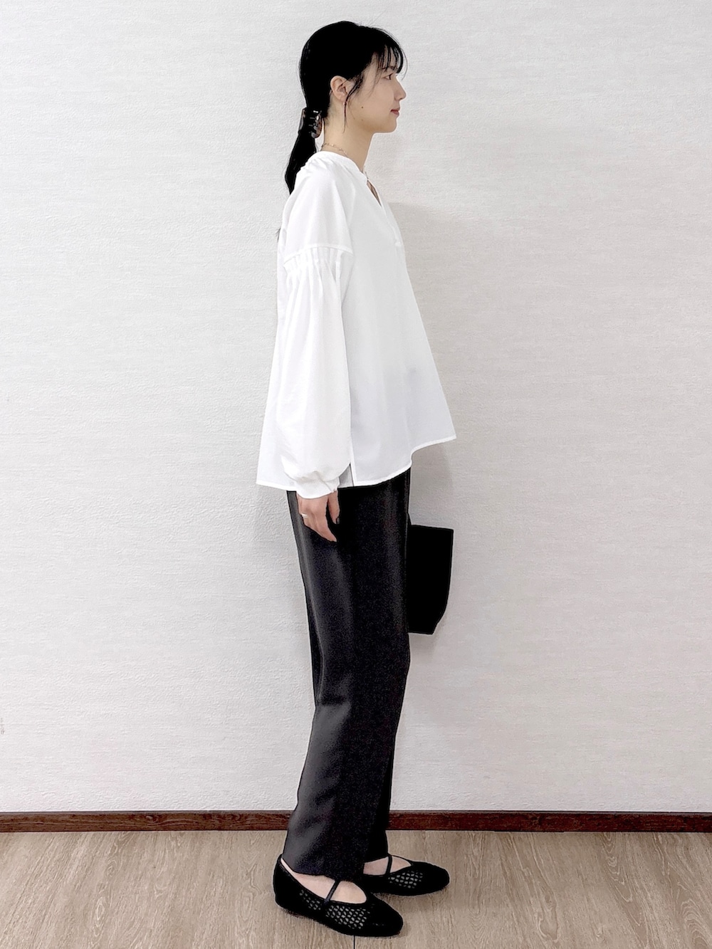 グレー系のその他パンツ、ブラック系のパンプス、ブラック系のトートバッグを着用したレディースの春コーディネートの3枚目の写真