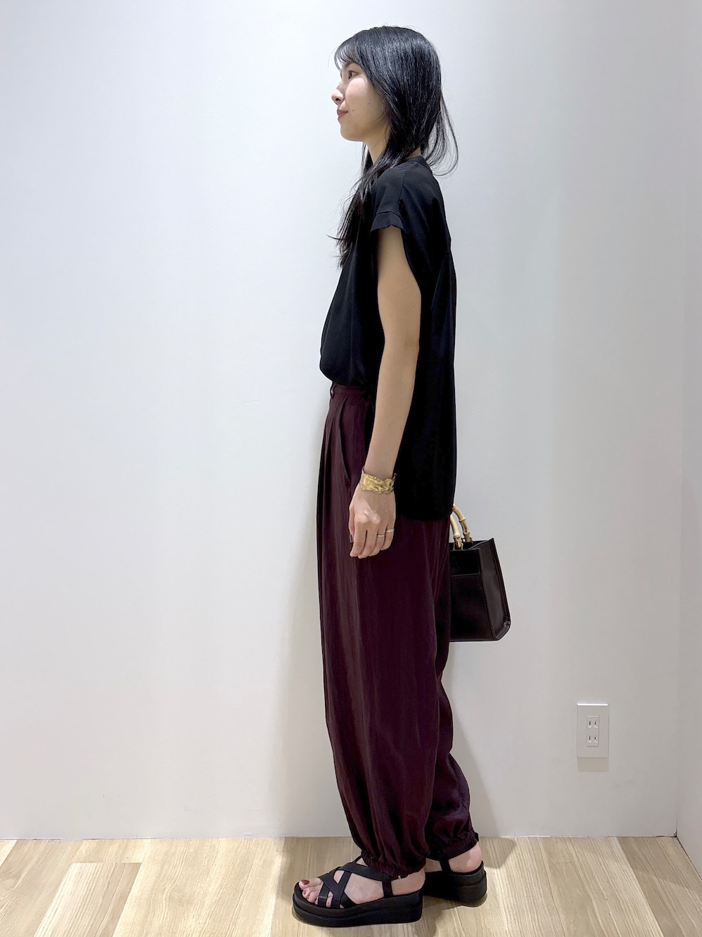 ブラック系のシャツ/ブラウス、ブラウン系のその他パンツ、ブラウン系のトートバッグを着用したレディースの夏コーディネートの3枚目の写真