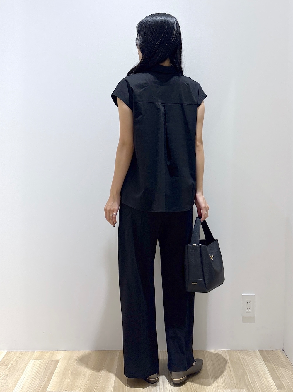 ブラック系のシャツ/ブラウス、ブラック系のその他パンツ、ブラック系のトートバッグを着用したレディースの夏コーディネートの3枚目の写真