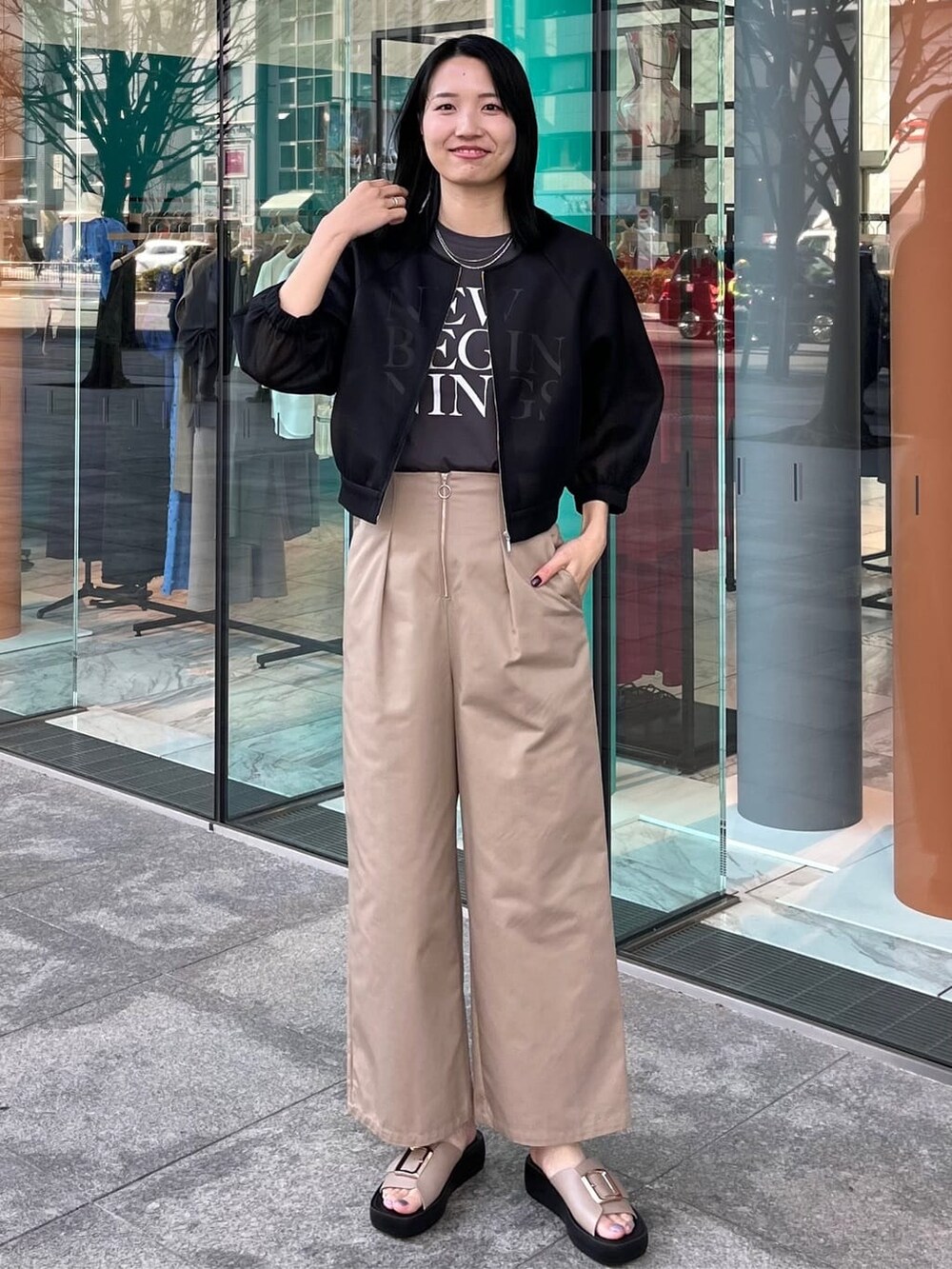 ブラック系のブルゾン、グレー系のTシャツ/カットソー、ベージュ系のその他パンツを着用したレディースの春コーディネートの10枚目の写真