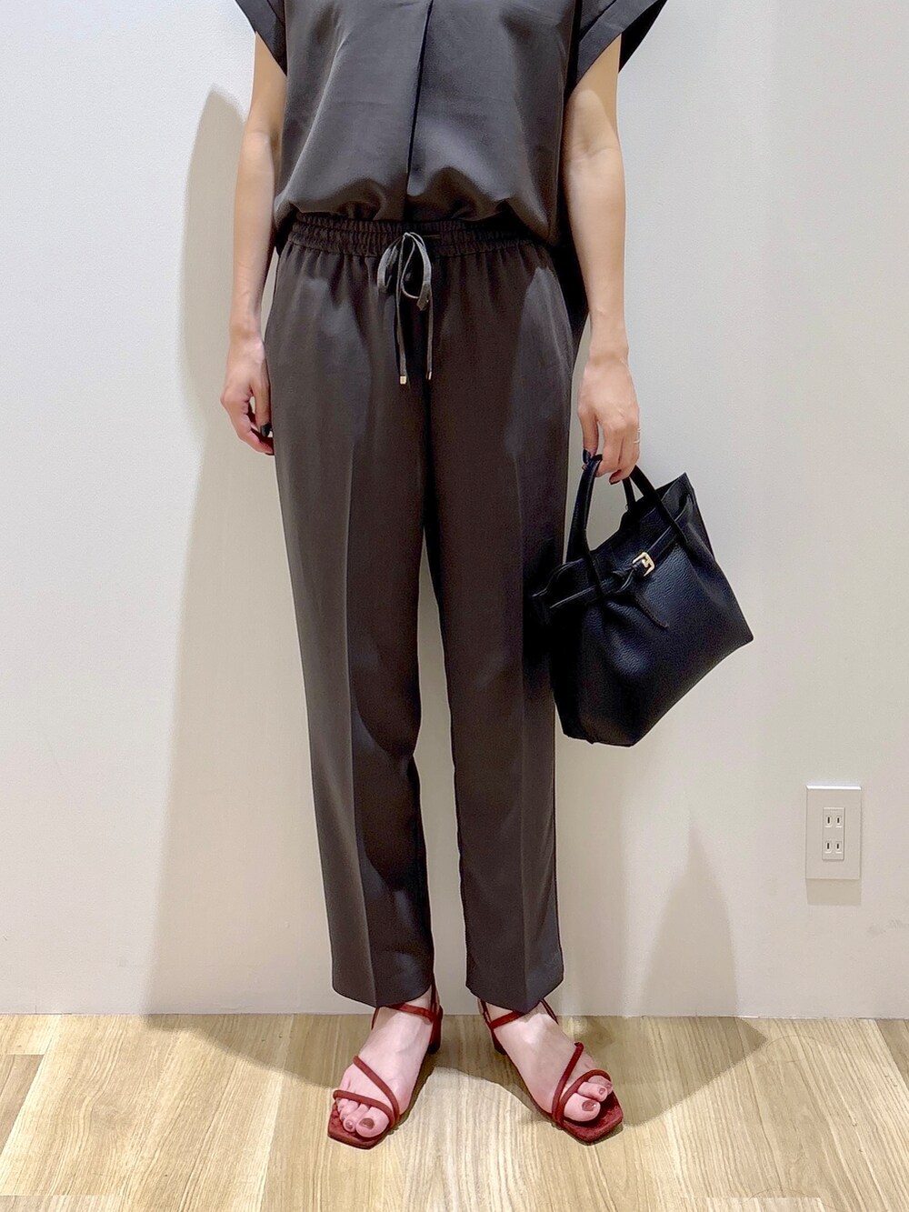グレー系のその他パンツ、ブラック系のトートバッグ、レッド系のサンダルを着用したレディースの夏コーディネートの8枚目の写真