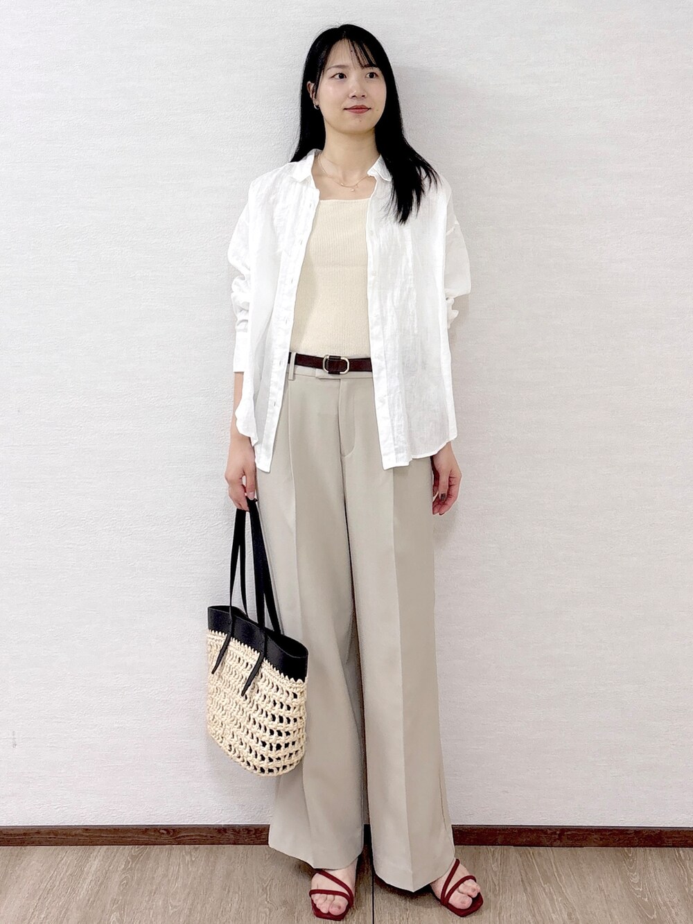 ホワイト系のシャツ/ブラウス、ベージュ系のその他パンツ、ブラウン系のトートバッグを着用したレディースの春コーディネートの2枚目の写真