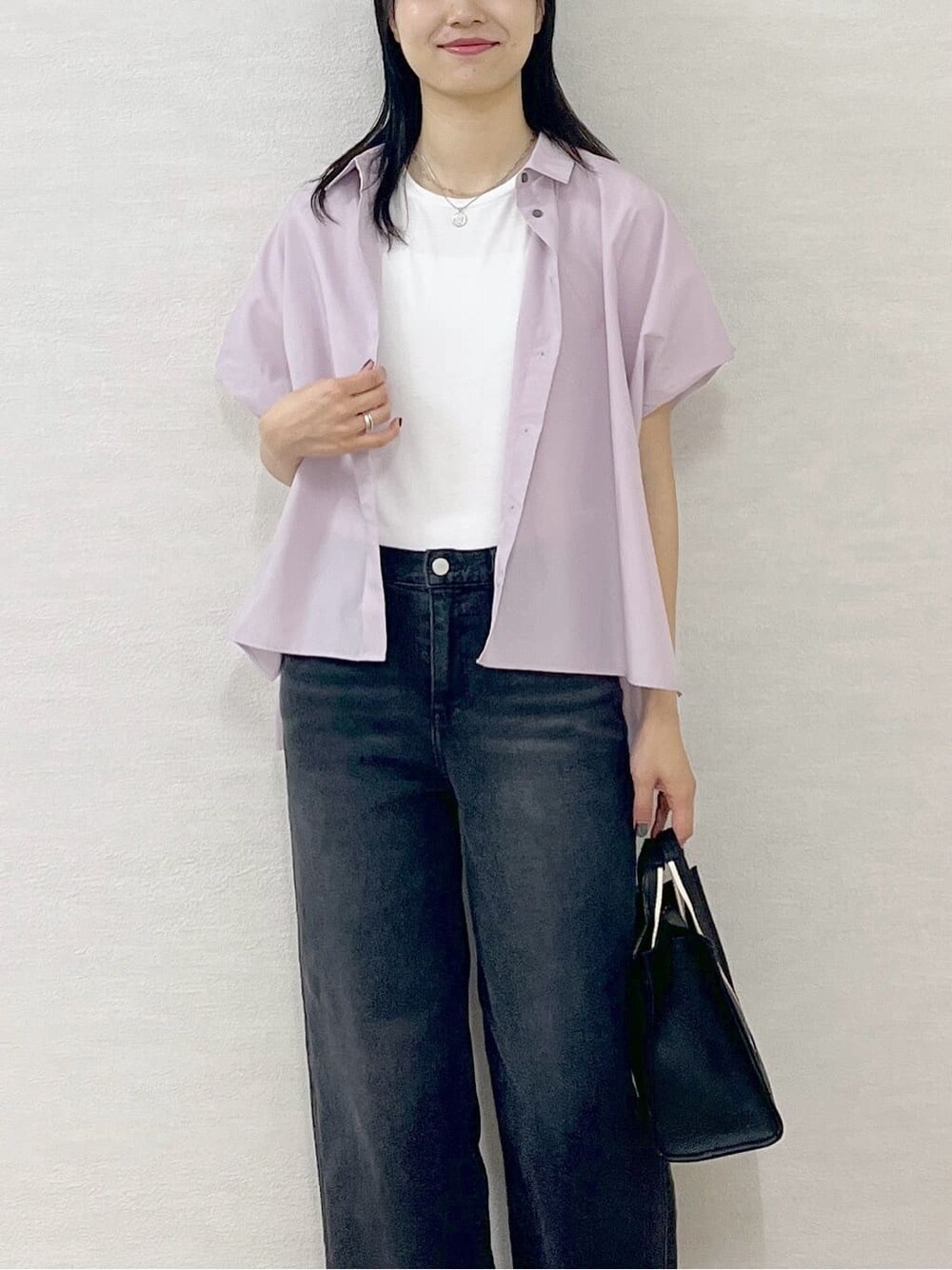 パープル系のシャツ/ブラウス、ホワイト系のTシャツ/カットソー、ブラック系のデニムパンツを着用したレディースの夏コーディネートの7枚目の写真
