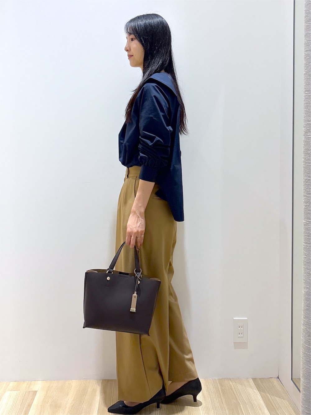 ブルー系のシャツ/ブラウス、イエロー系のその他パンツ、ブラウン系のトートバッグを着用したレディースの秋コーディネートの3枚目の写真