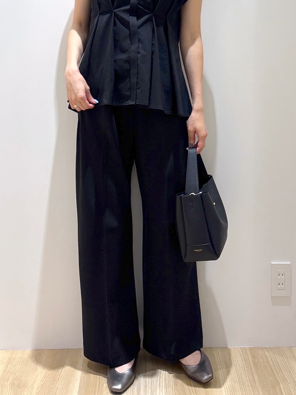 ブラック系のシャツ/ブラウス、ブラック系のその他パンツ、ブラック系のトートバッグを着用したレディースの夏コーディネートの7枚目の写真