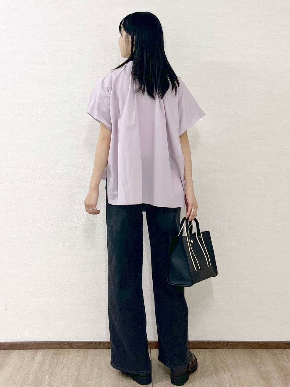 パープル系のシャツ/ブラウス、ホワイト系のTシャツ/カットソー、ブラック系のデニムパンツを着用したレディースの夏コーディネートの5枚目の写真