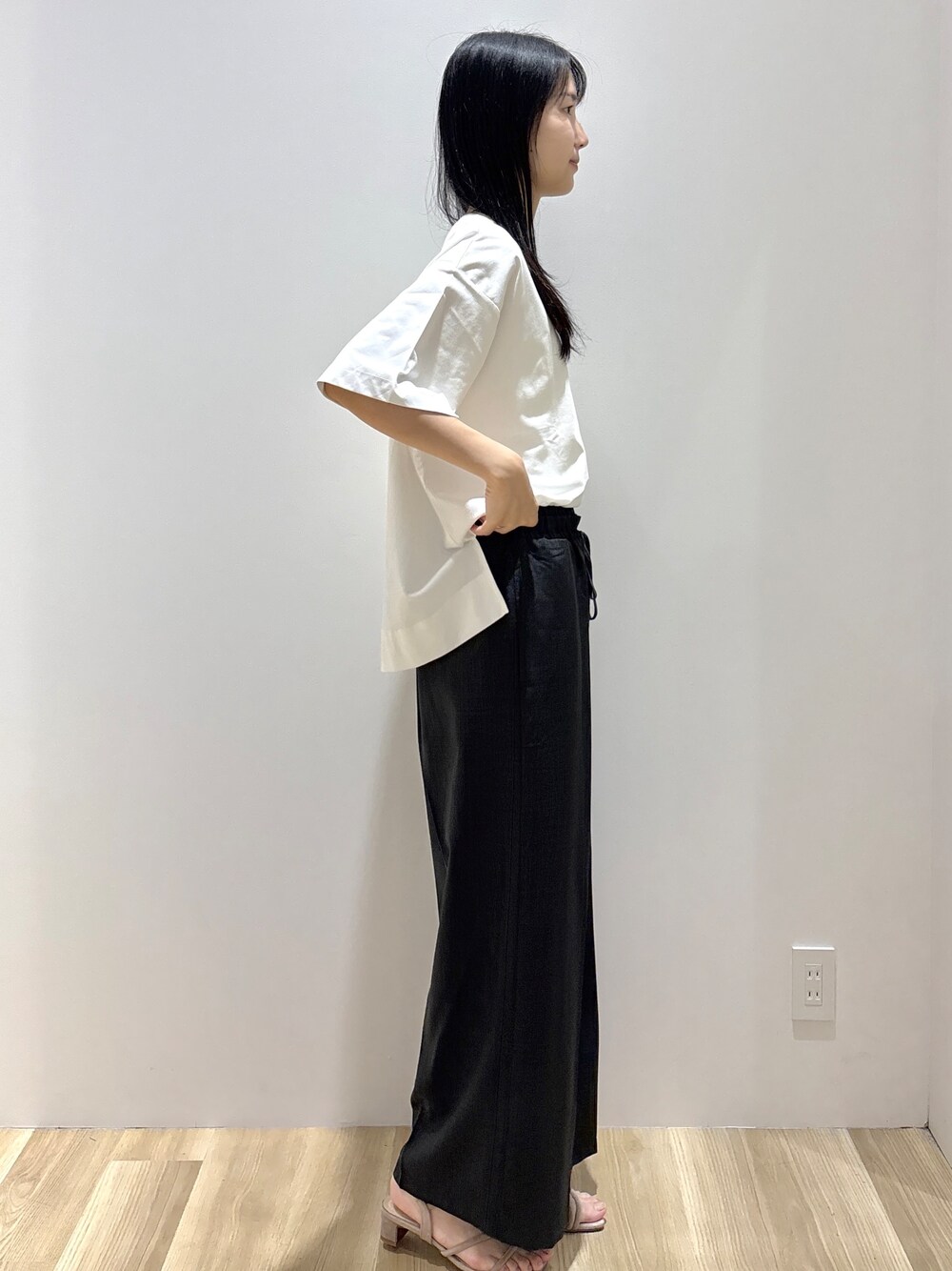 ホワイト系のTシャツ/カットソー、グレー系のその他パンツ、ブラック系のショルダーバッグを着用したレディースの夏コーディネートの4枚目の写真