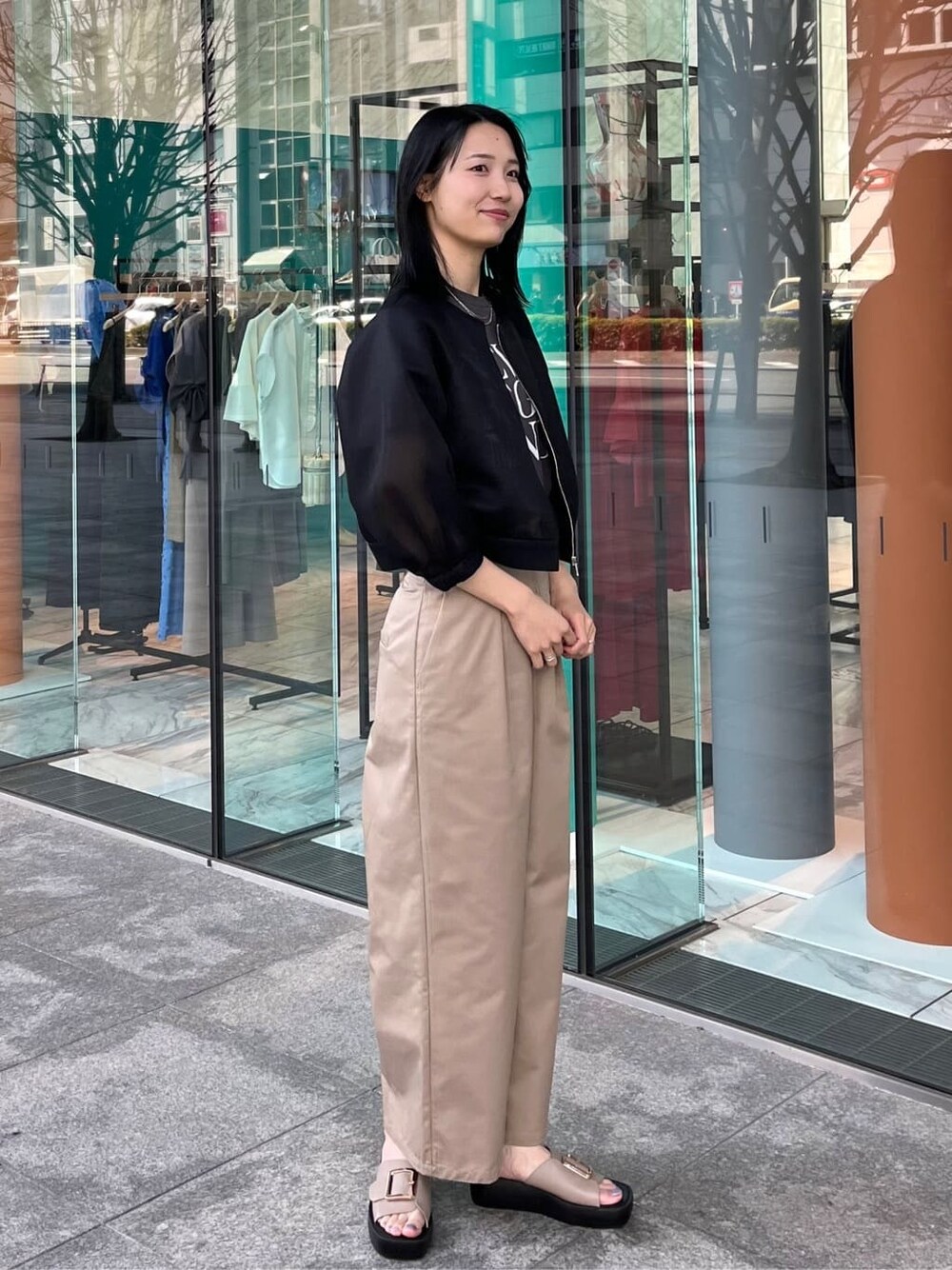 ブラック系のブルゾン、グレー系のTシャツ/カットソー、ベージュ系のその他パンツを着用したレディースの春コーディネートの3枚目の写真