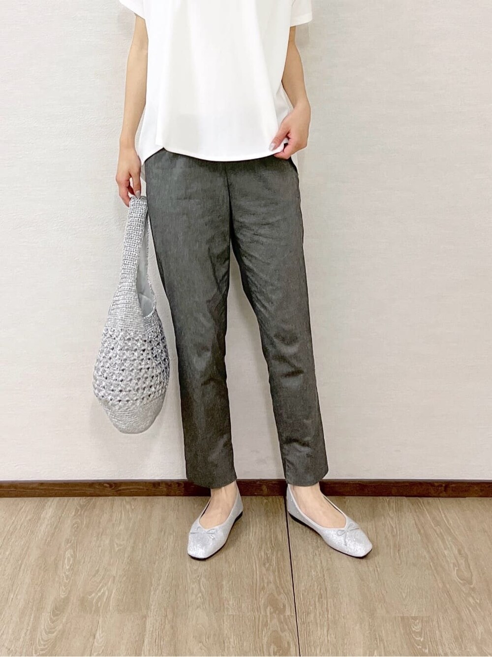 ホワイト系のTシャツ/カットソー、グレー系のその他パンツ、ブラック系のボストンバッグを着用したレディースの夏コーディネートの8枚目の写真