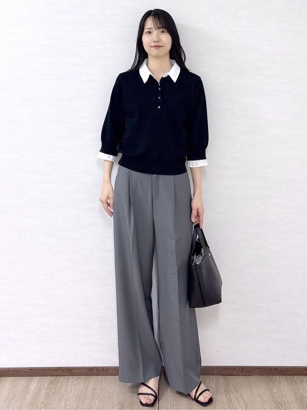 ブラック系のトートバッグ、グレー系のその他パンツ、ブラック系のサンダルを着用したレディースの春コーディネートの9枚目の写真