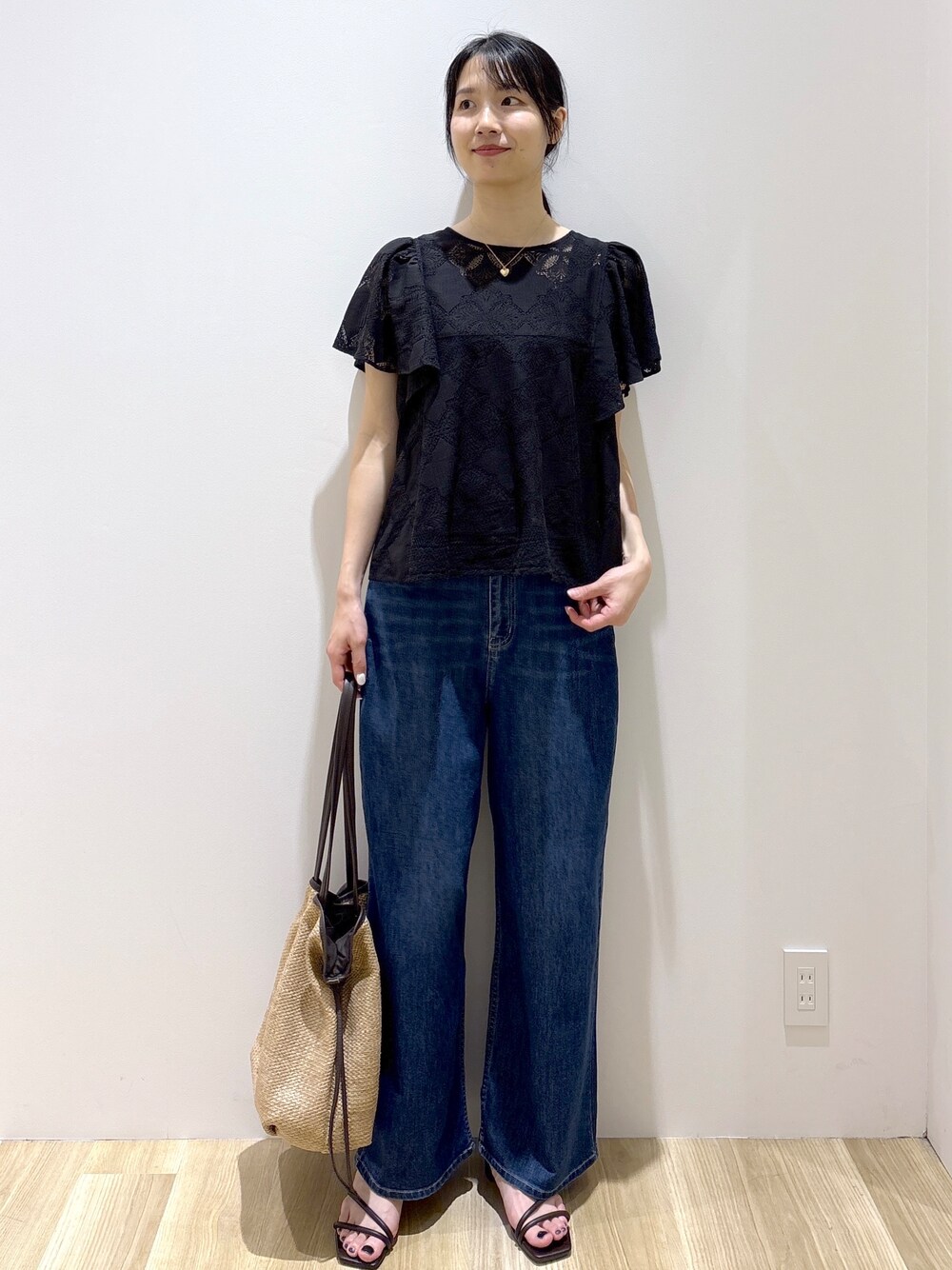 ブラック系のシャツ/ブラウス、ブルー系のデニムパンツ、ベージュ系のトートバッグを着用したレディースの春コーディネートの10枚目の写真