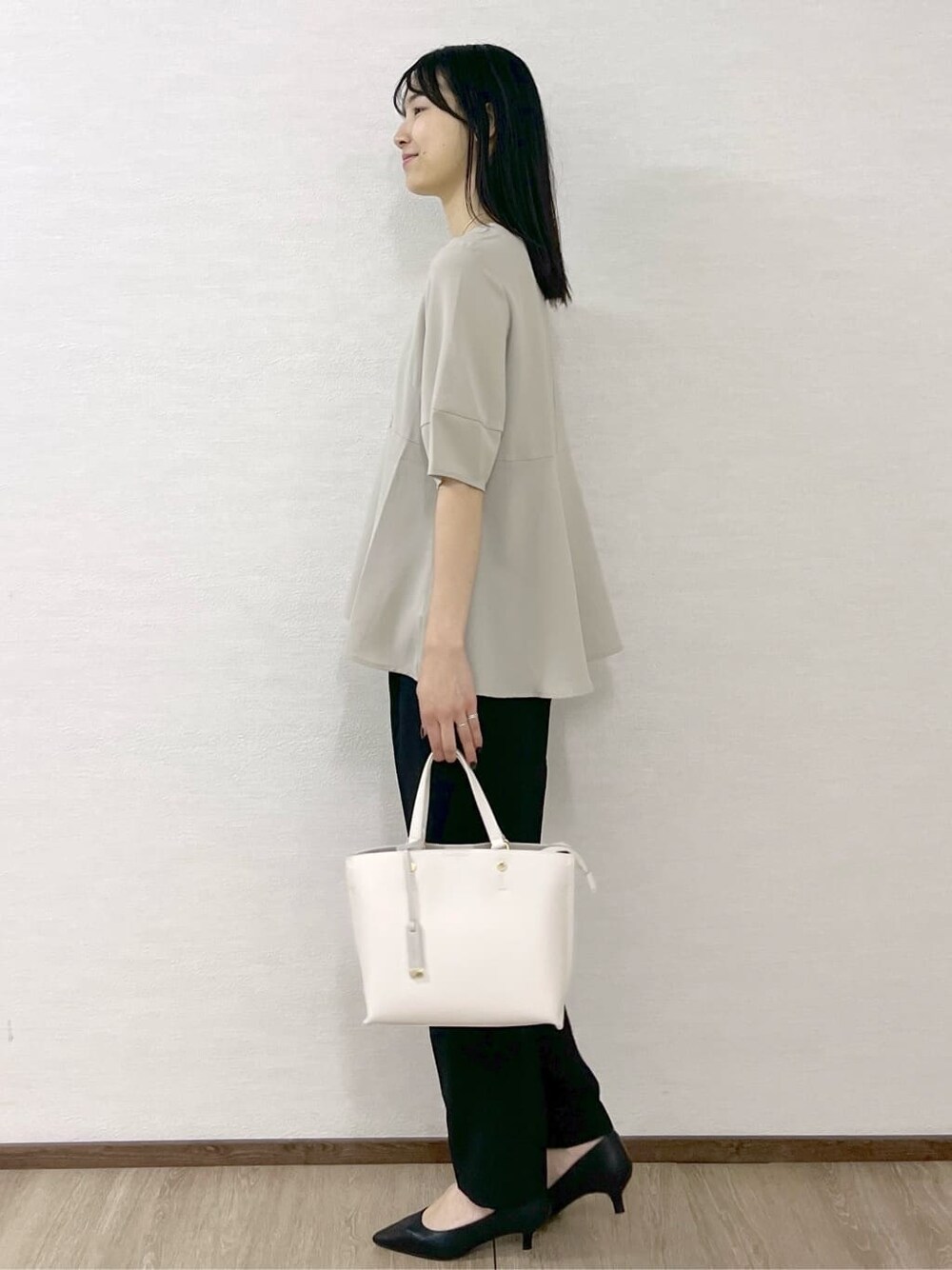 ベージュ系のシャツ/ブラウス、ブラック系のその他パンツ、ベージュ系のトートバッグを着用したレディースの春コーディネートの2枚目の写真