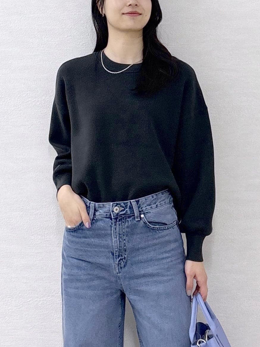ホワイト系のダウンジャケット/コート、グレー系のニット/セーター、ブルー系のデニムパンツを着用したレディースの冬コーディネートの7枚目の写真