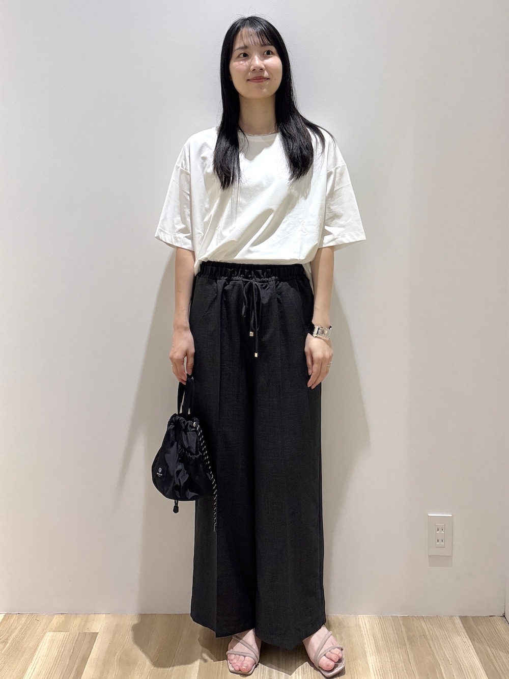 ホワイト系のTシャツ/カットソー、グレー系のその他パンツ、ブラック系のショルダーバッグを着用したレディースの夏コーディネートの7枚目の写真