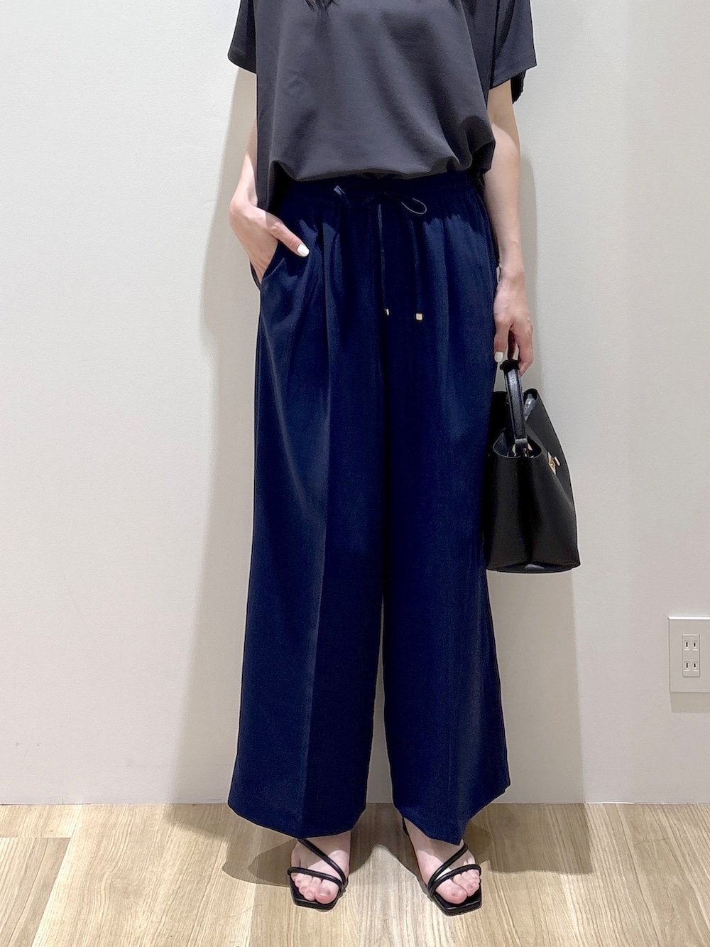ブラック系のハンドバッグ、ベージュ系のショルダーバッグ、グレー系のTシャツ/カットソーを着用したレディースの春コーディネートの7枚目の写真