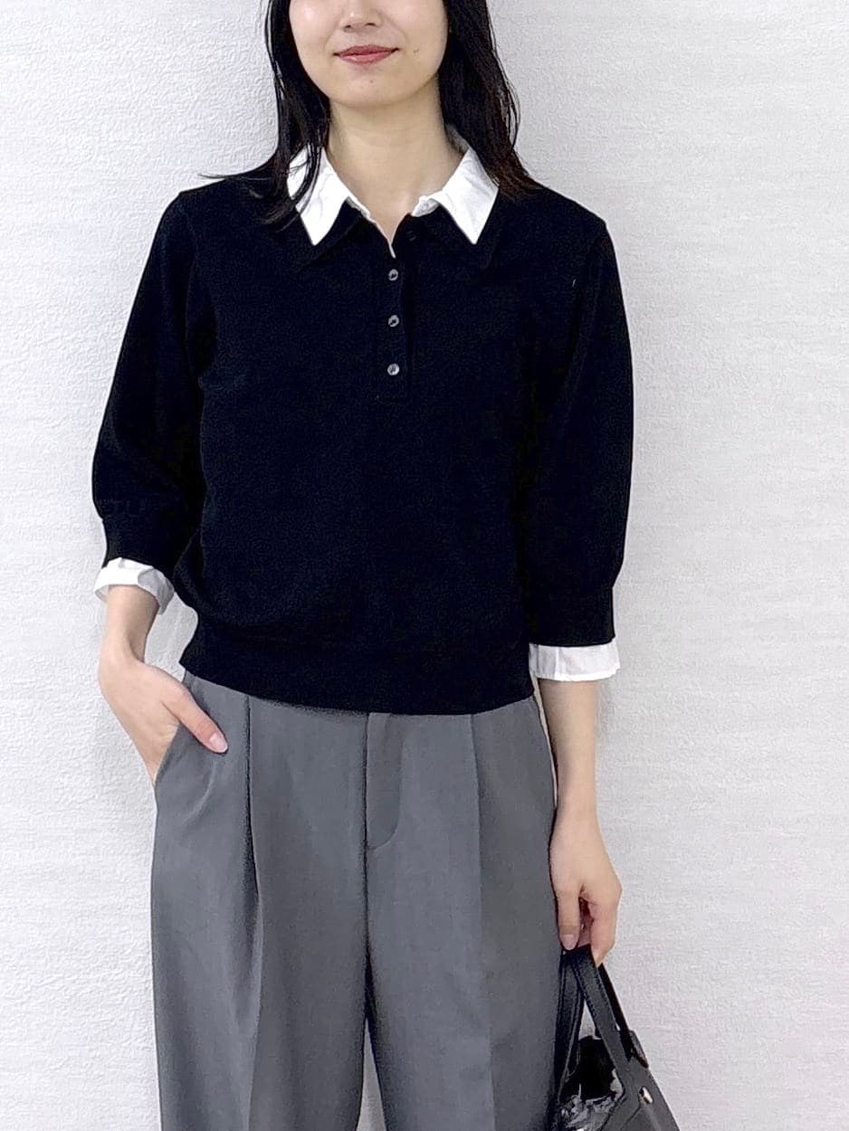 ブラック系のトートバッグ、グレー系のその他パンツ、ブラック系のサンダルを着用したレディースの春コーディネートの6枚目の写真