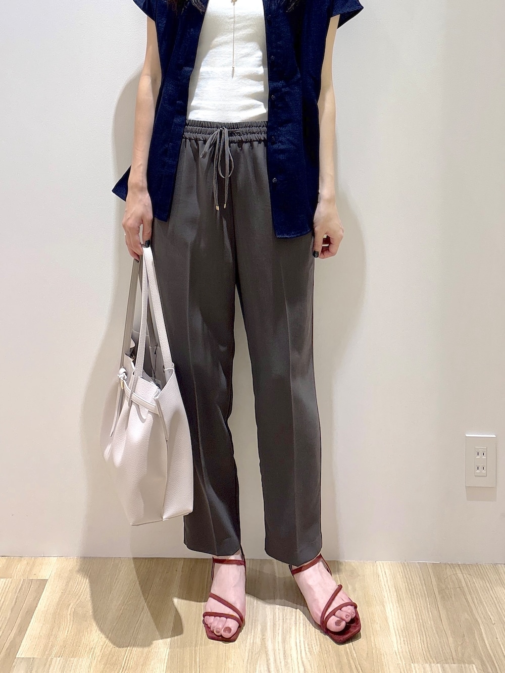ブルー系のシャツ/ブラウス、ホワイト系のタンクトップ、グレー系のその他パンツを着用したレディースの夏コーディネートの7枚目の写真