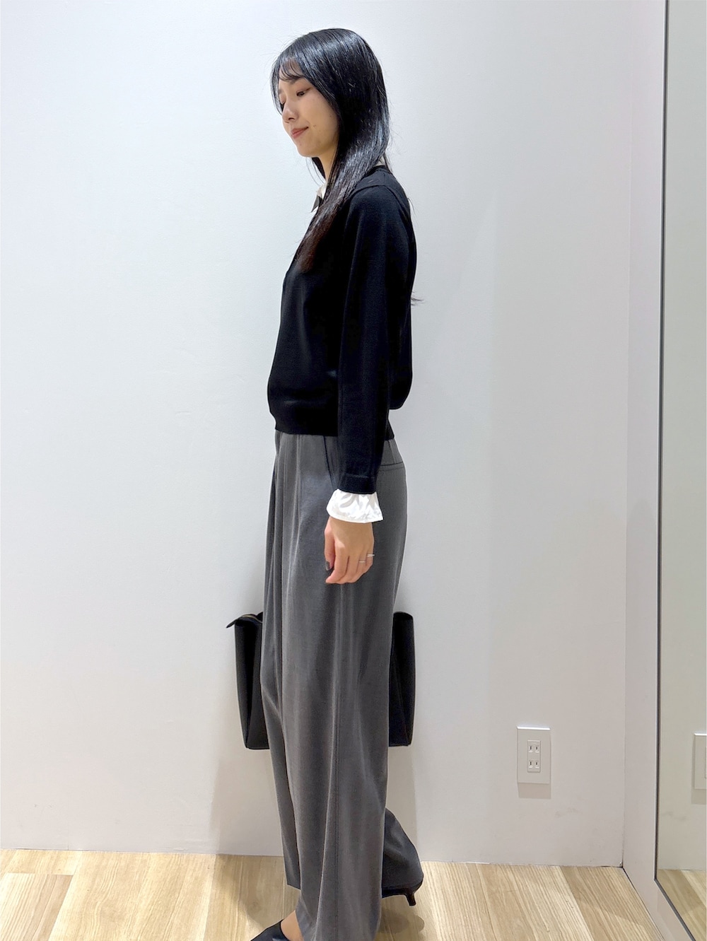 ブラック系のニット/セーター、グレー系のその他パンツ、ブラック系のトートバッグを着用したレディースの秋コーディネートの3枚目の写真
