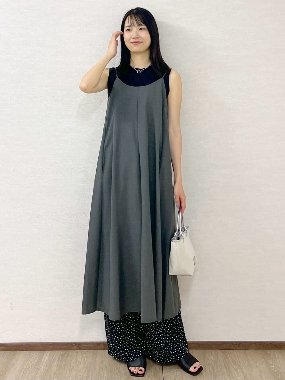グレー系のワンピース、ブラック系のタンクトップ、シルバー系のトートバッグを着用したレディースの夏コーディネートの10枚目の写真