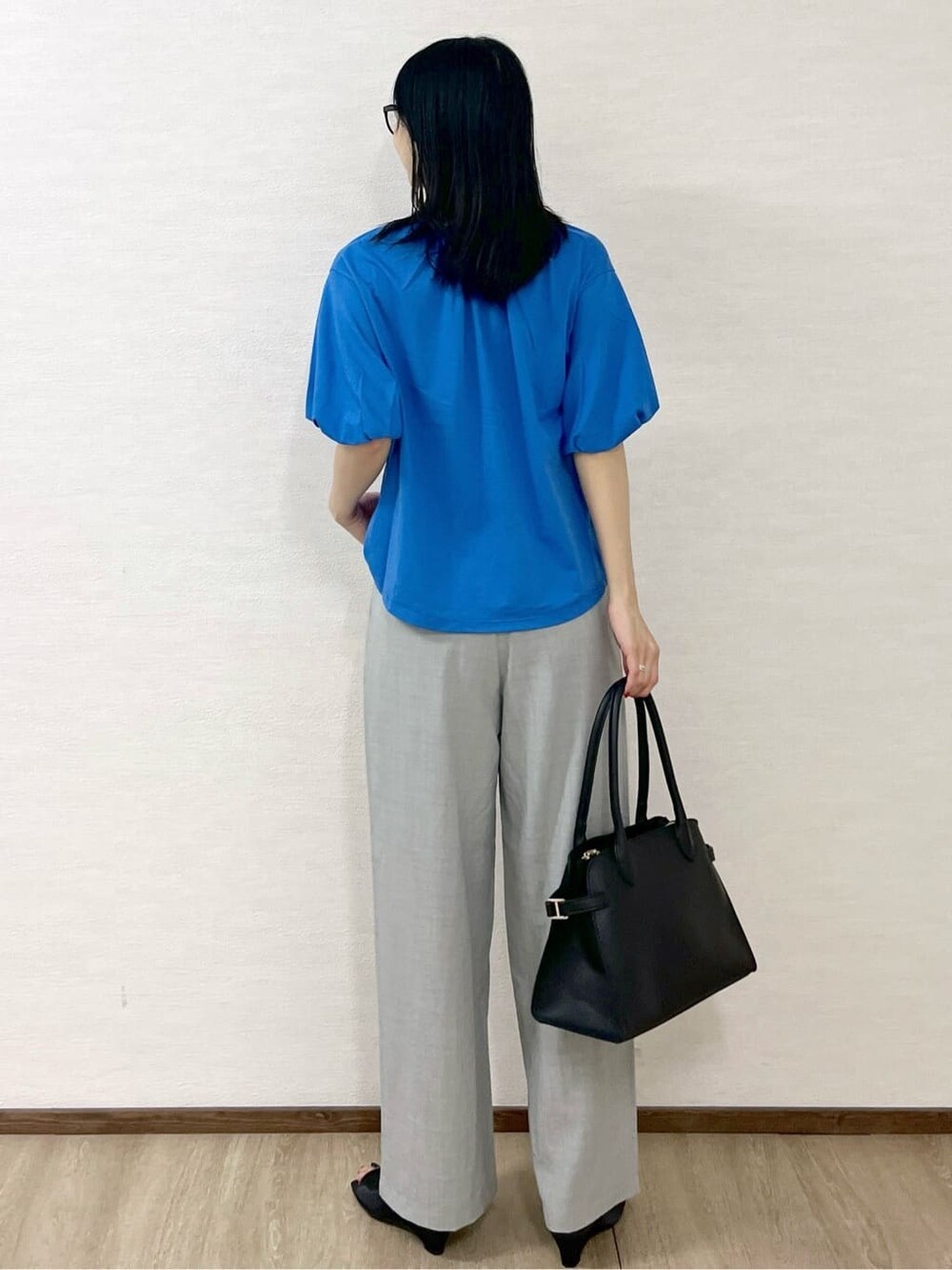 ブルー系のTシャツ/カットソー、グレー系のその他パンツ、ブラック系のボストンバッグを着用したレディースの夏コーディネートの4枚目の写真