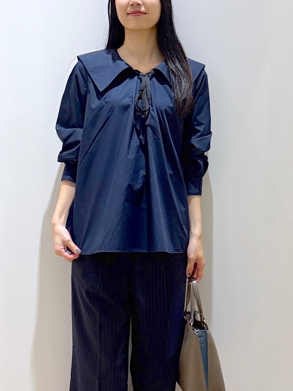 ブルー系のシャツ/ブラウス、ブルー系のその他パンツ、ブラウン系のトートバッグを着用したレディースの秋コーディネートの6枚目の写真