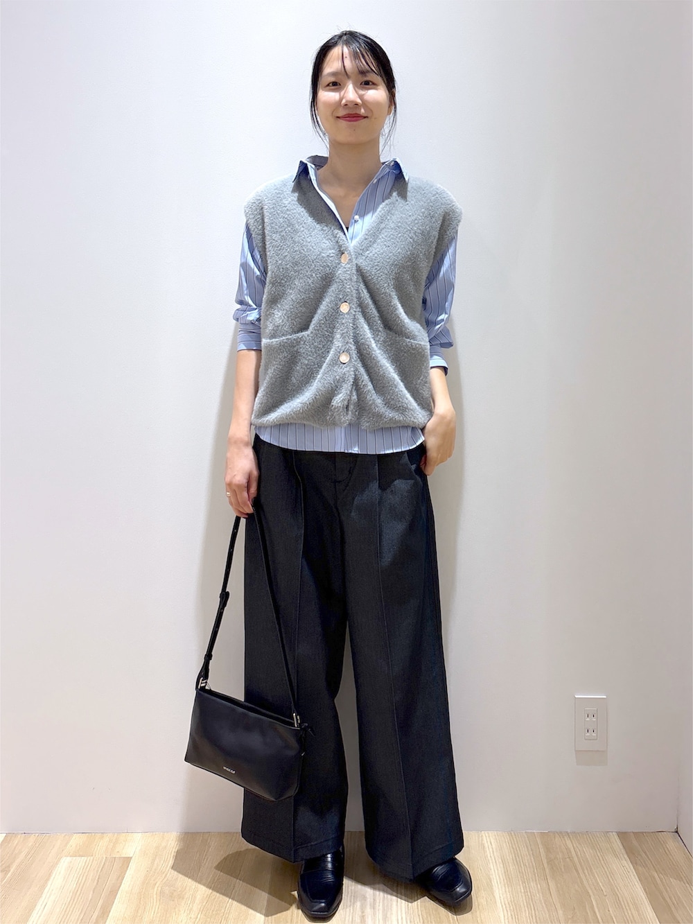 グレー系のニット/セーター、ブラック系のその他パンツ、ブラック系のショルダーバッグを着用したレディースの秋コーディネートの8枚目の写真