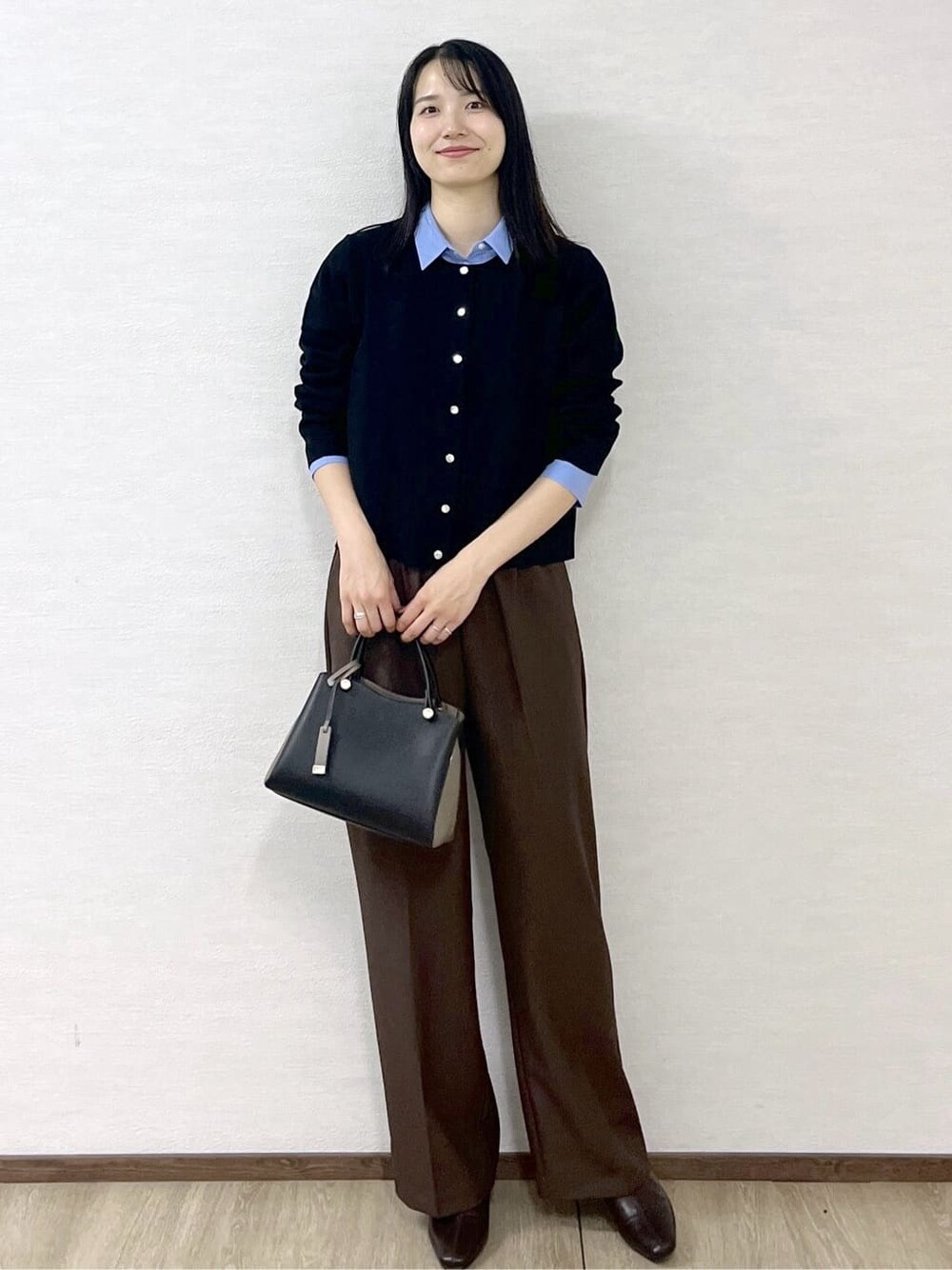ブラック系のカーディガン/ボレロ、ブルー系のシャツ/ブラウス、ブラウン系のその他パンツを着用したレディースの秋コーディネートの2枚目の写真