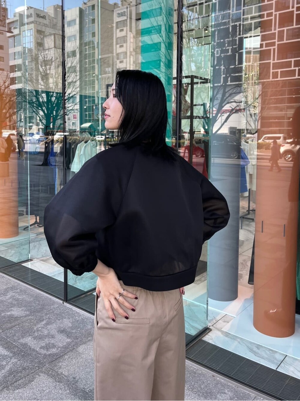 ブラック系のブルゾン、グレー系のTシャツ/カットソー、ベージュ系のその他パンツを着用したレディースの春コーディネートの6枚目の写真