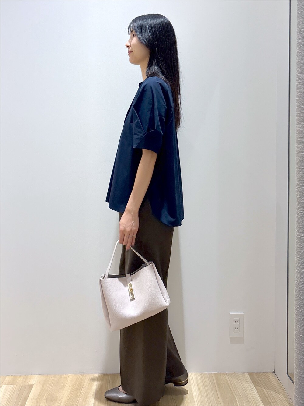 ブルー系のシャツ/ブラウス、ブラウン系のその他パンツ、グレー系のトートバッグを着用したレディースの夏コーディネートの3枚目の写真