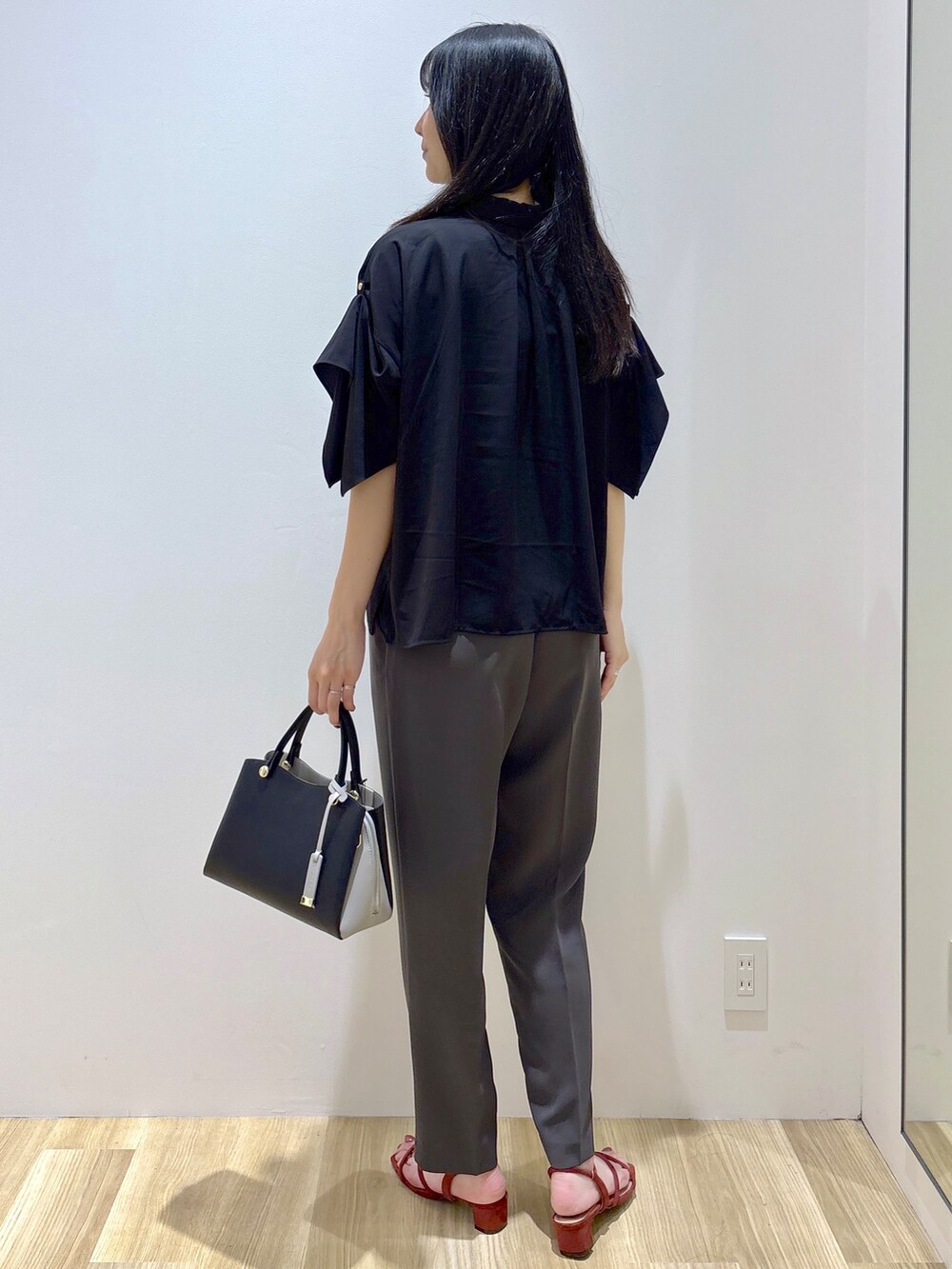 ブラック系のシャツ/ブラウス、グレー系のその他パンツ、ブラック系のショルダーバッグを着用したレディースの夏コーディネートの4枚目の写真