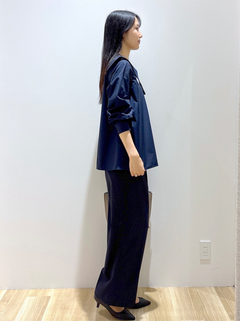 ブルー系のシャツ/ブラウス、ブルー系のその他パンツ、ブラウン系のトートバッグを着用したレディースの秋コーディネートの5枚目の写真