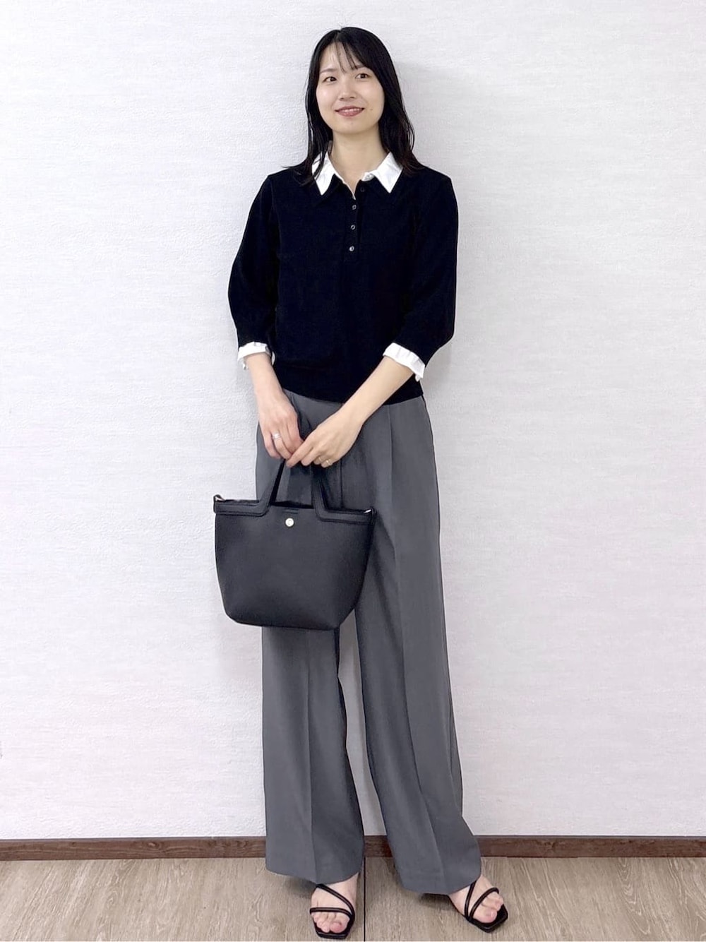 ブラック系のトートバッグ、グレー系のその他パンツ、ブラック系のサンダルを着用したレディースの春コーディネートの8枚目の写真