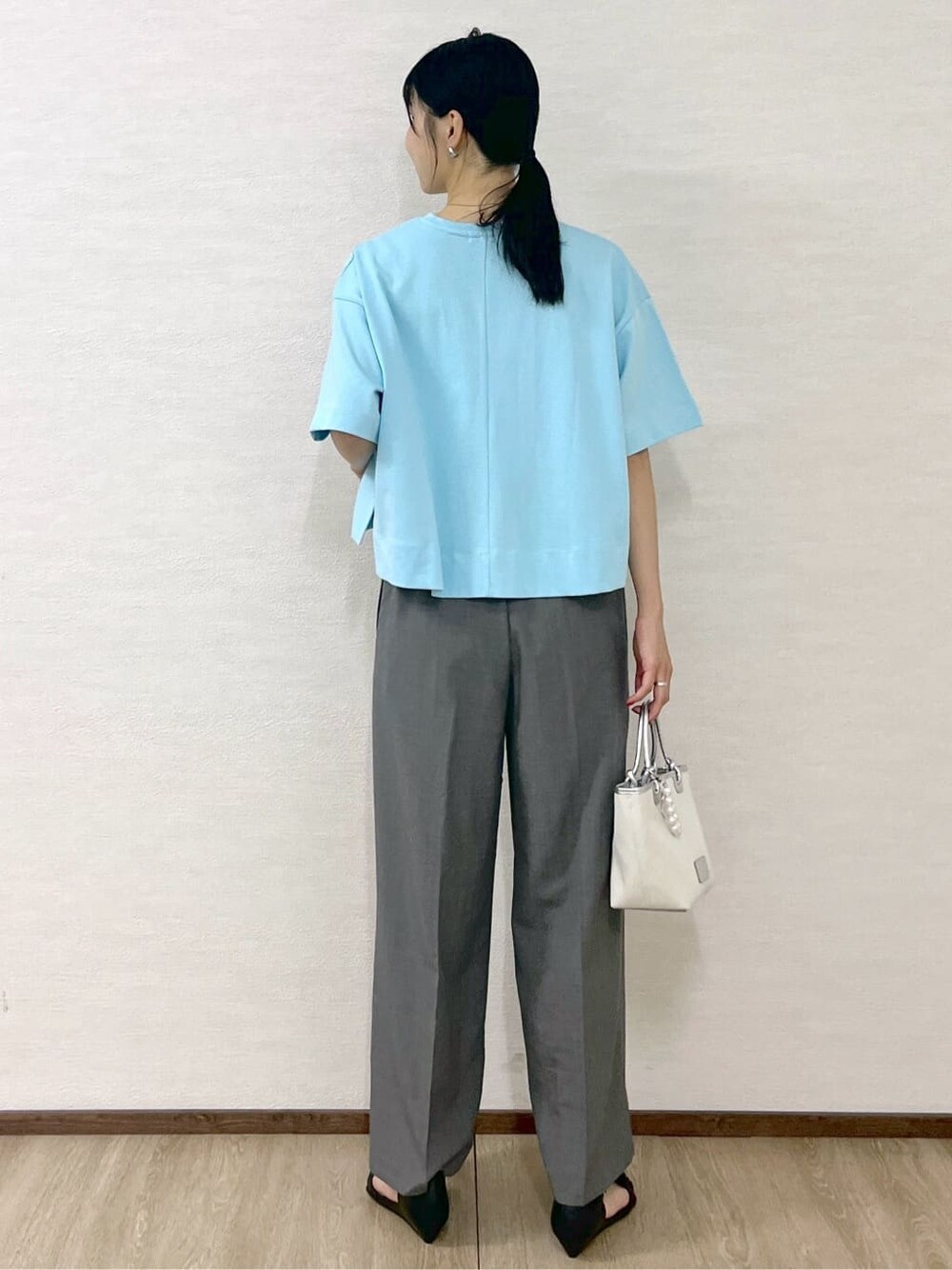 ブルー系のTシャツ/カットソー、グレー系のその他パンツ、シルバー系のトートバッグを着用したレディースの夏コーディネートの5枚目の写真