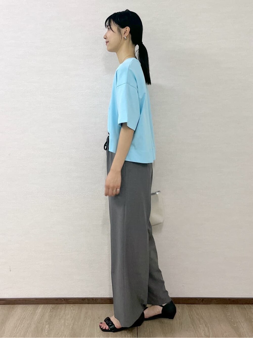 ブルー系のTシャツ/カットソー、グレー系のその他パンツ、シルバー系のトートバッグを着用したレディースの夏コーディネートの4枚目の写真