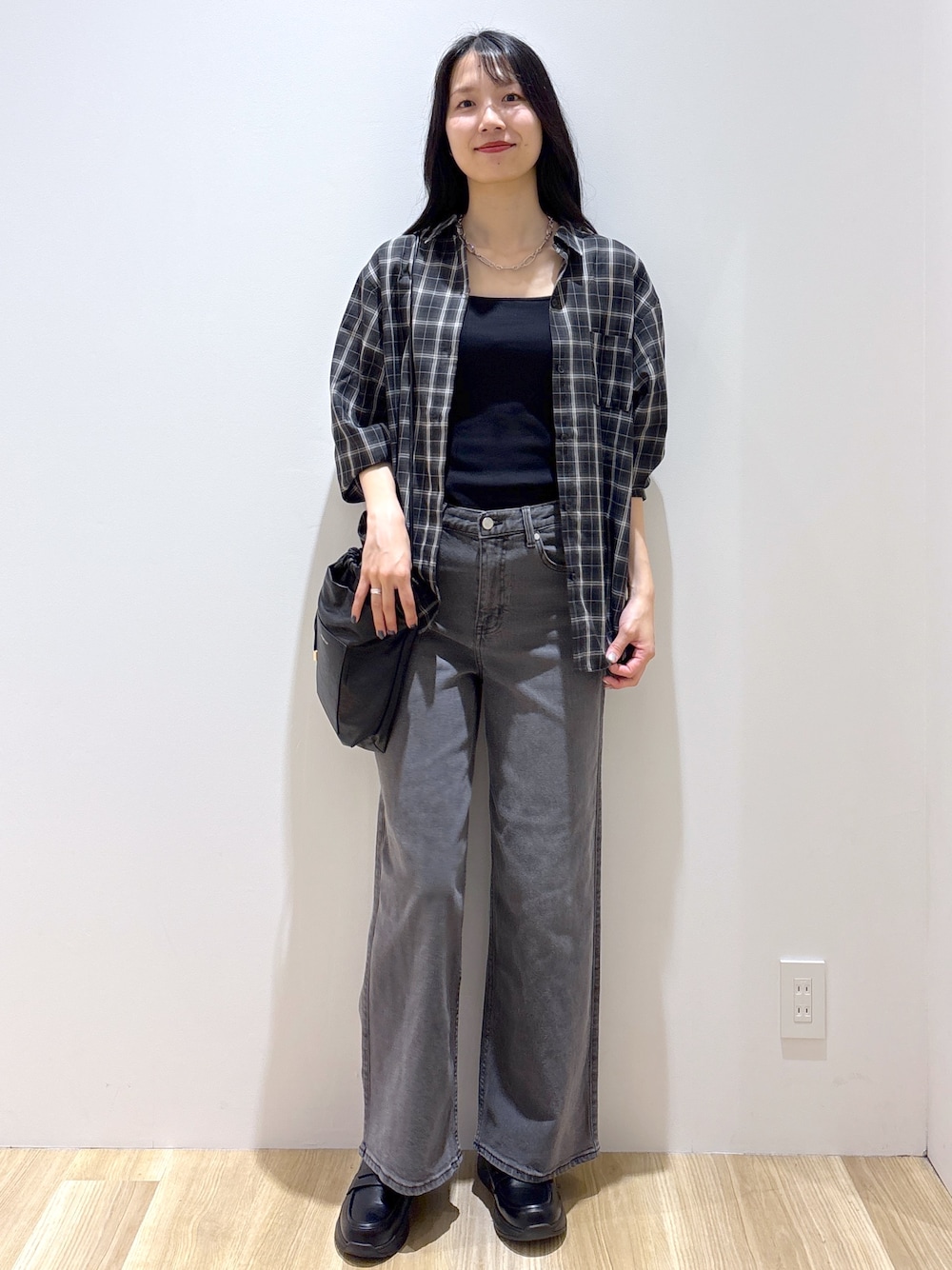 グレー系のシャツ/ブラウス、ブラック系のタンクトップ、ブラック系のショルダーバッグを着用したレディースの夏コーディネートの2枚目の写真
