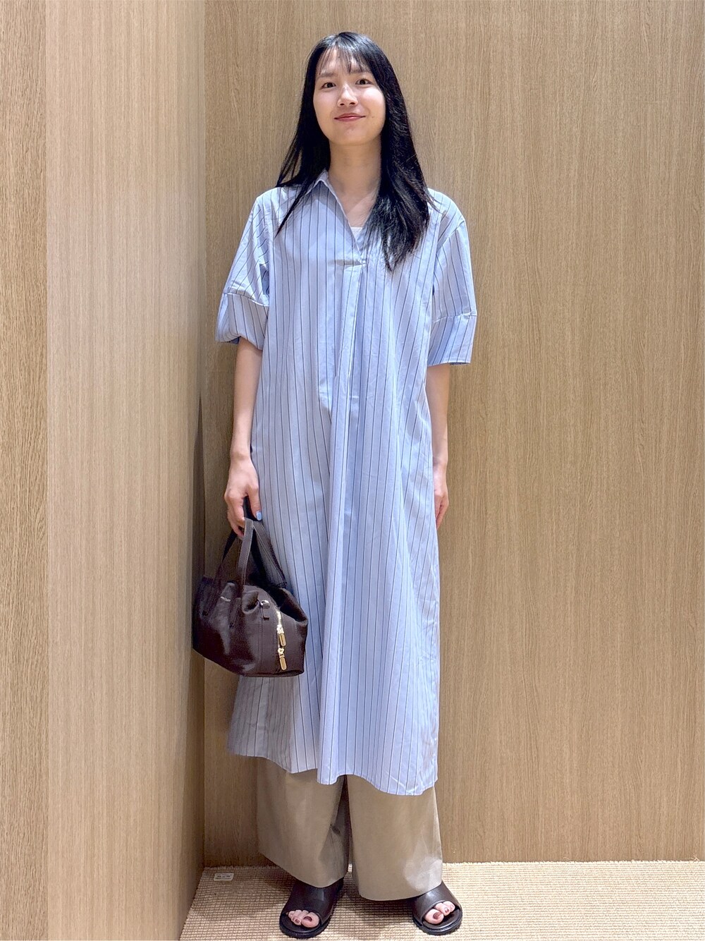 ブルー系のワンピース、ブラウン系のその他パンツ、ブラウン系のボストンバッグを着用したレディースの夏コーディネートの2枚目の写真