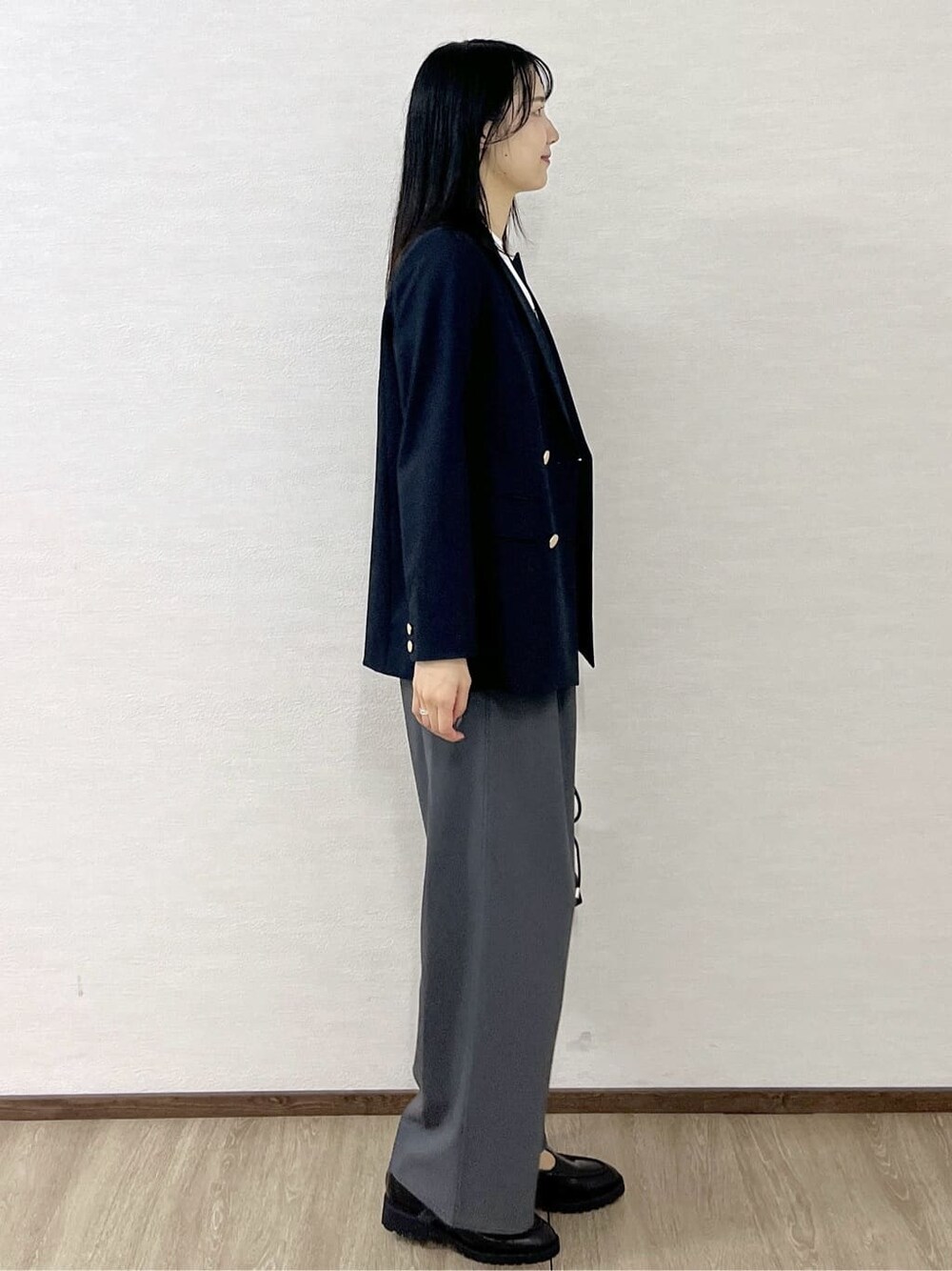 ブルー系のテーラードジャケット、ホワイト系のTシャツ/カットソー、グレー系のその他パンツを着用したレディースの秋コーディネートの6枚目の写真