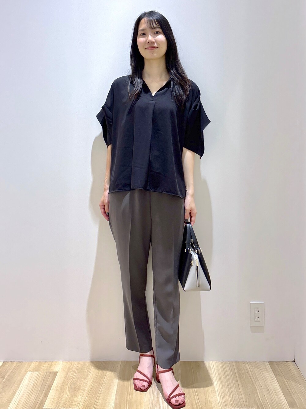 ブラック系のシャツ/ブラウス、グレー系のその他パンツ、ブラック系のショルダーバッグを着用したレディースの夏コーディネートの8枚目の写真