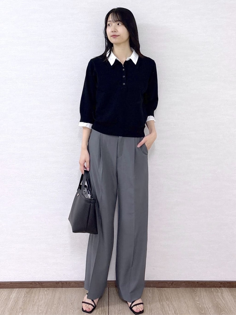 ブラック系のトートバッグ、グレー系のその他パンツ、ブラック系のサンダルを着用したレディースの春コーディネートの7枚目の写真