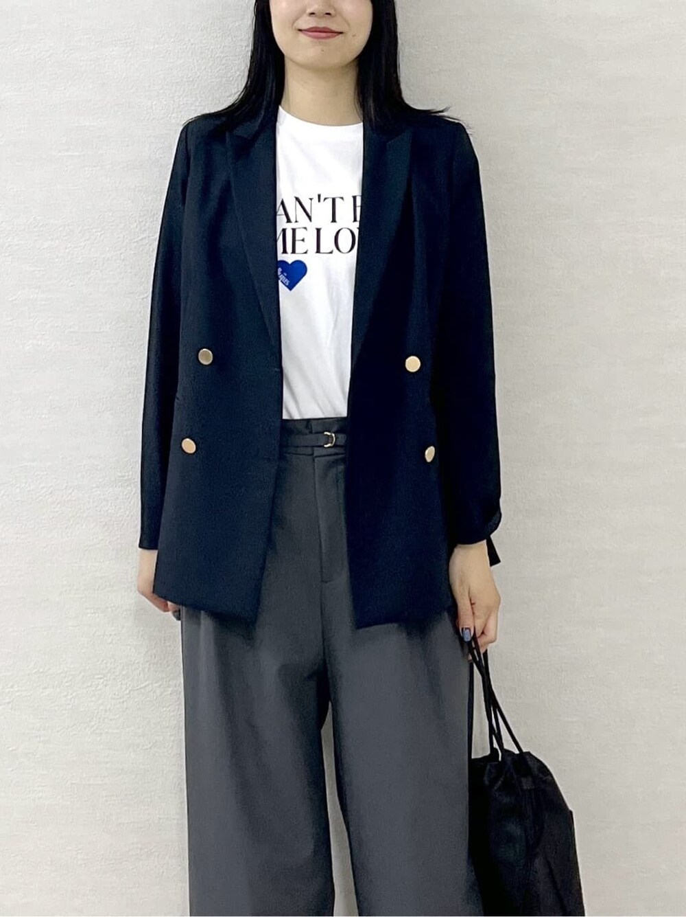 ブルー系のテーラードジャケット、ホワイト系のTシャツ/カットソー、グレー系のその他パンツを着用したレディースの秋コーディネートの7枚目の写真