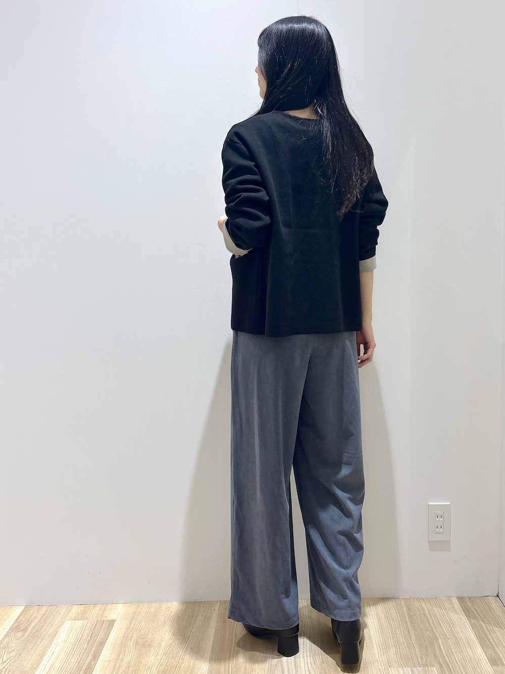 ブラック系のカーディガン/ボレロ、ホワイト系のTシャツ/カットソー、ブルー系のその他パンツを着用したレディースの秋コーディネートの4枚目の写真