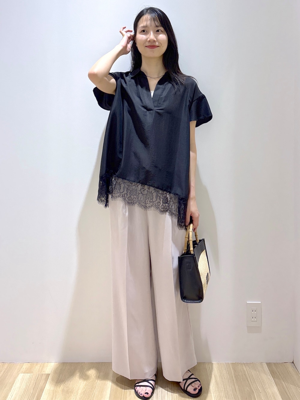 ブラック系のシャツ/ブラウス、ベージュ系のその他パンツ、ブラック系のトートバッグを着用したレディースの夏コーディネートの2枚目の写真