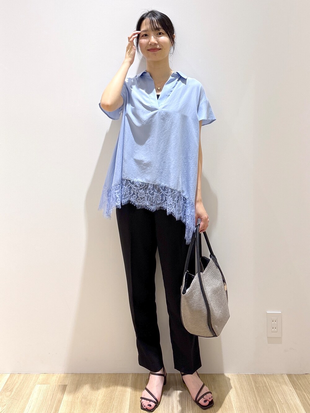 ブルー系のシャツ/ブラウス、ブラック系のその他パンツ、グレー系のトートバッグを着用したレディースの春コーディネートの2枚目の写真