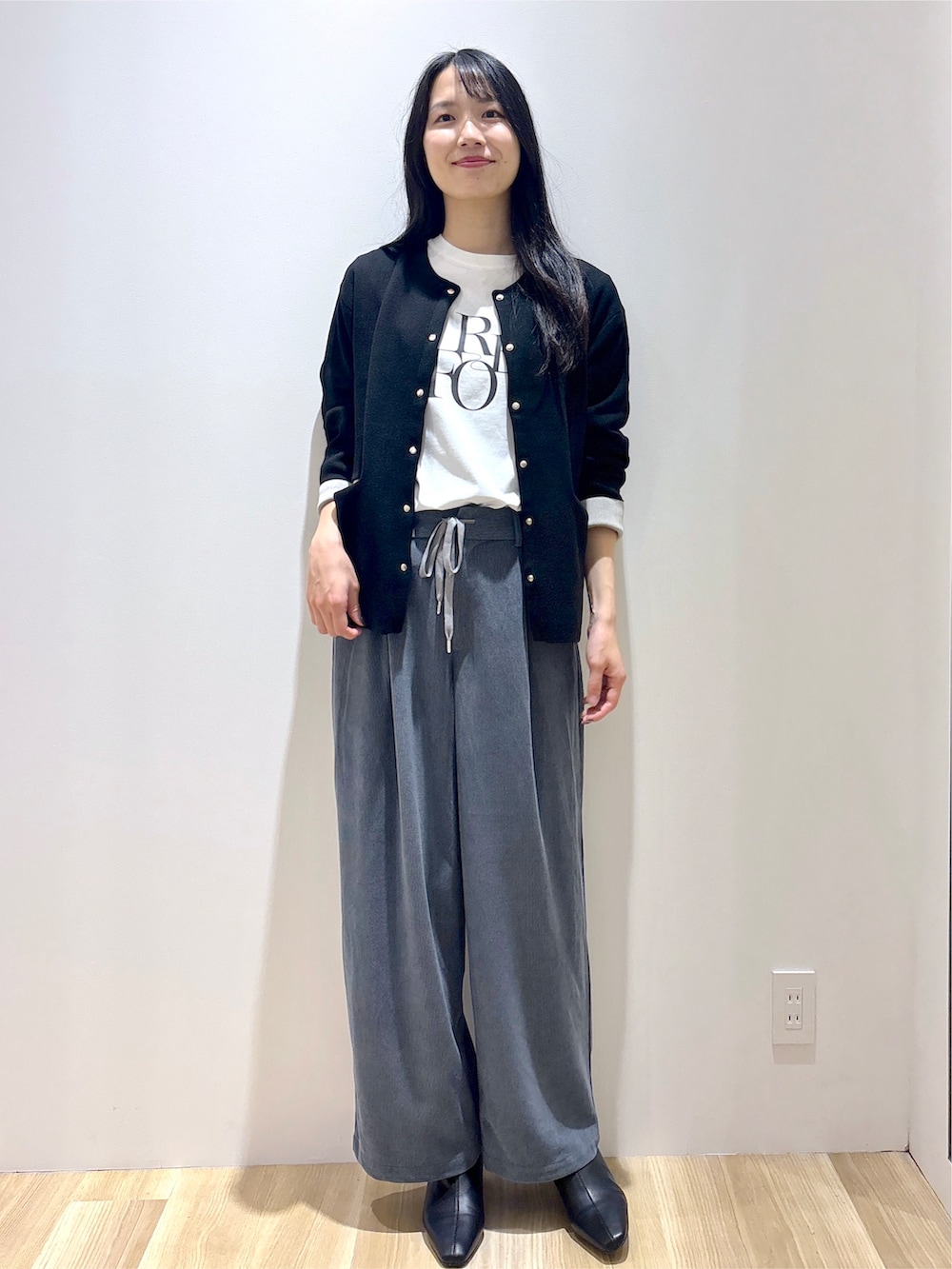 ブラック系のカーディガン/ボレロ、ホワイト系のTシャツ/カットソー、ブルー系のその他パンツを着用したレディースの秋コーディネートの2枚目の写真