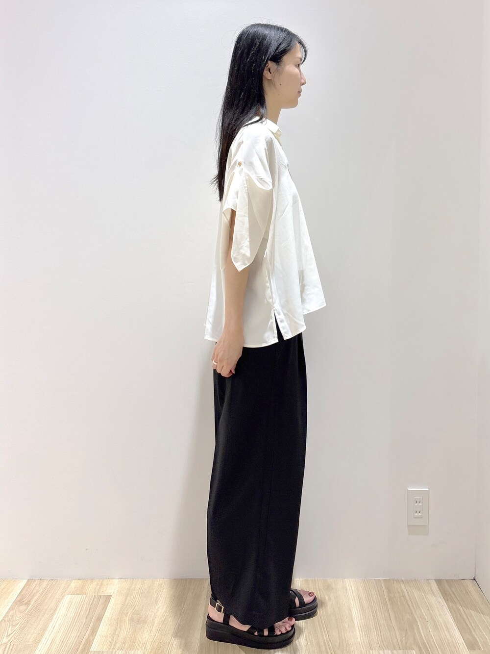 ホワイト系のシャツ/ブラウス、ブラック系のその他パンツ、ブラック系のトートバッグを着用したレディースの夏コーディネートの5枚目の写真